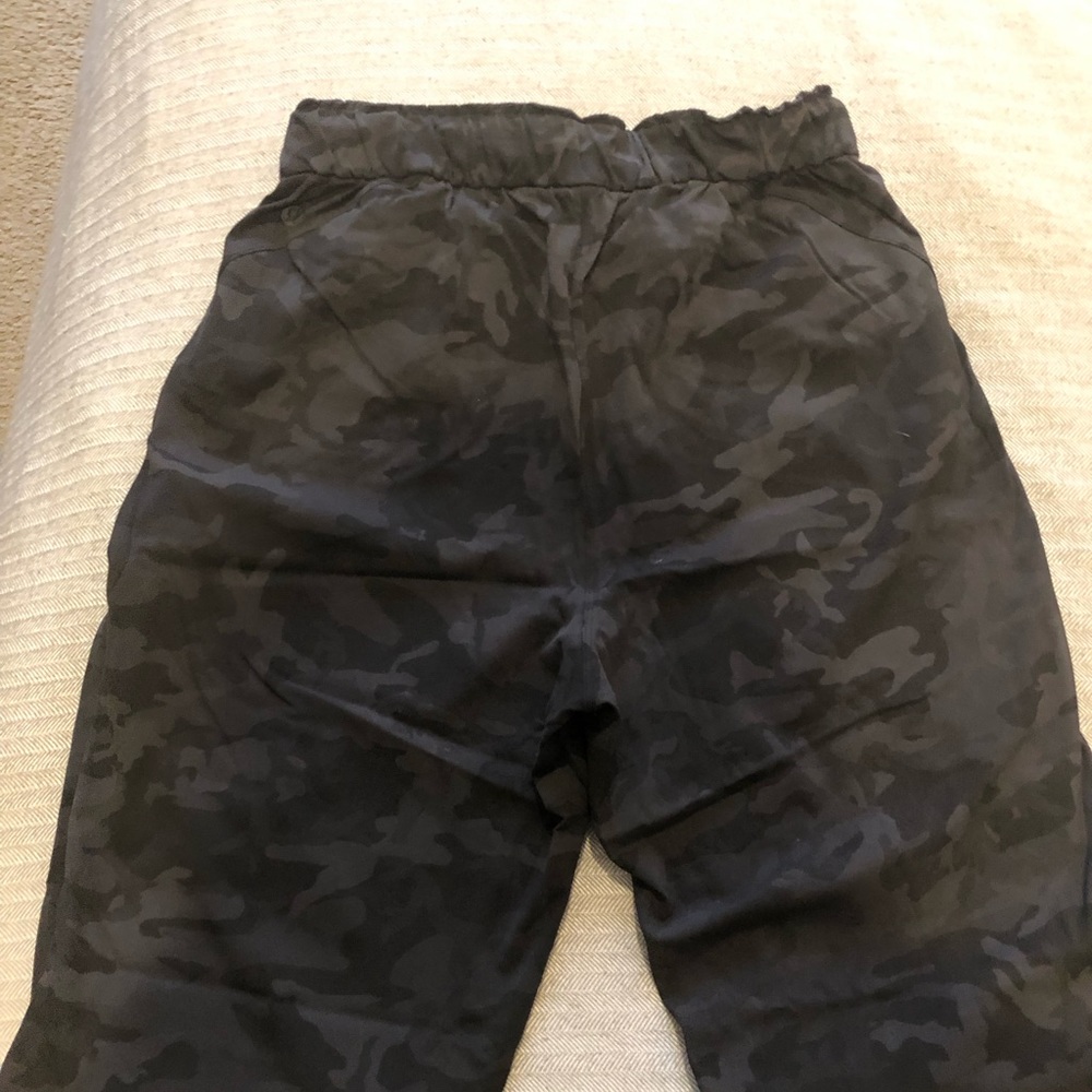 Lululemon Keep Moving 7/8 High Rise Pants in Black Camo